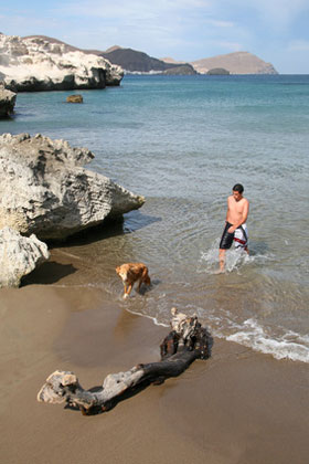 Urlauber mit Hund in Andalusien am Strand
