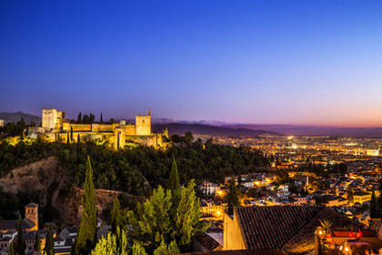 beleuchtete Alhambra bei Nacht
