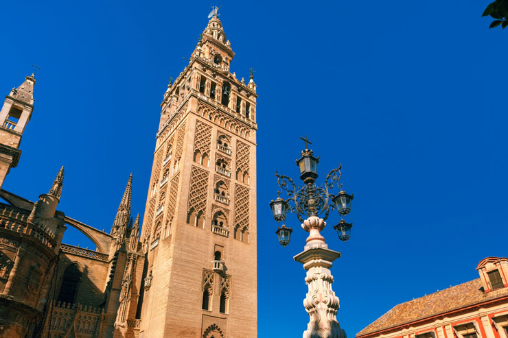 Blick auf den Turm Giralda in Sevilla