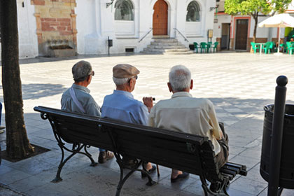 Drei alte Leute auf einer Bank in Andalusien