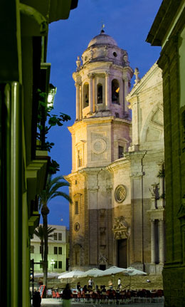 Bild der Kathedrale von Cadiz bei Nacht