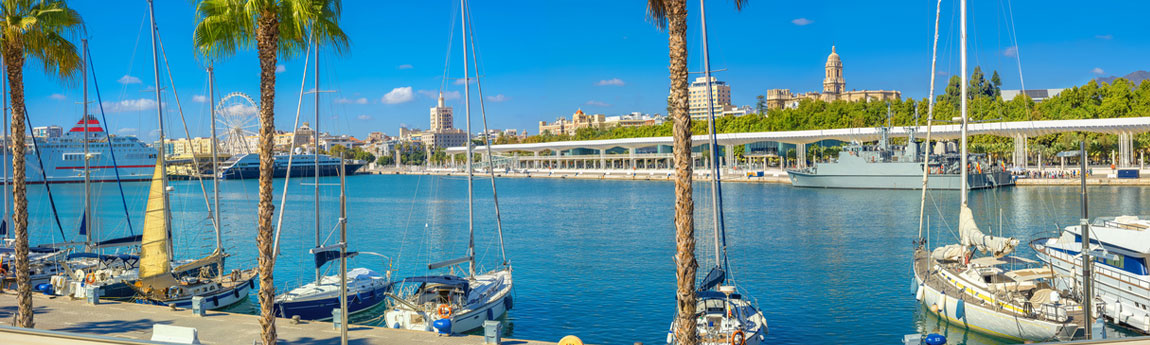 Schiffe im Hafen von Málaga