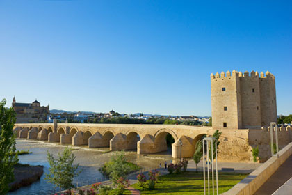 Torre de la Calahorra und die Römischen Brücke
