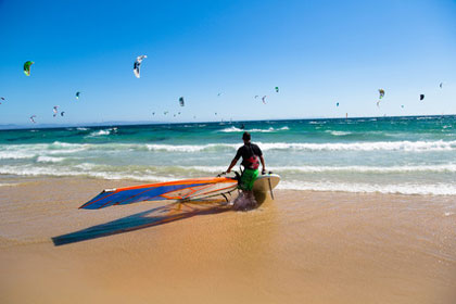 Windsurfer am Strand von Tarifa