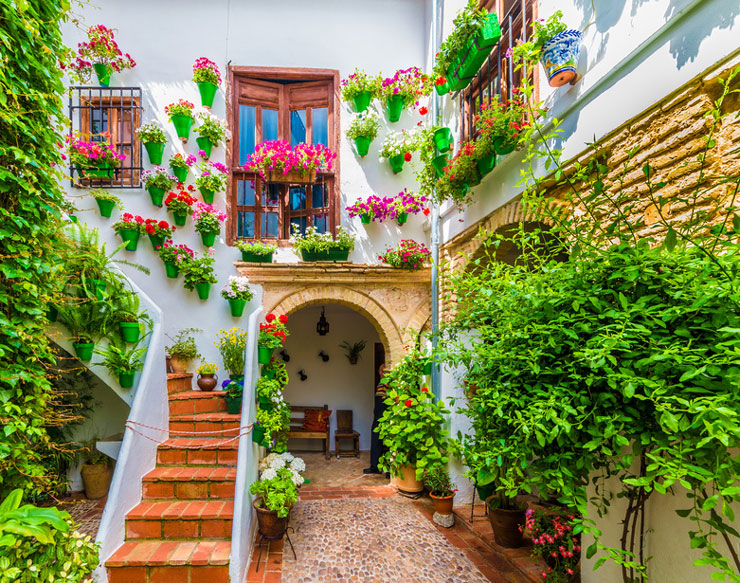 geschmücktes Haus beim Festival de los Patios in Cordoba