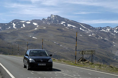 Bild der Sierra Nevada mit einem Auto im Vordergrund
