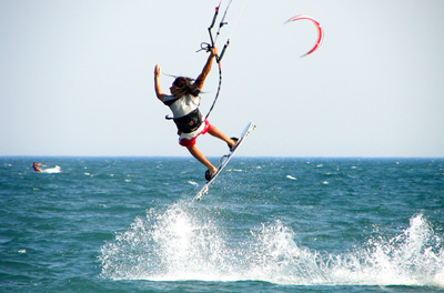 Windsurfer am Strand 
von Cadiz