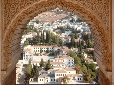 Alhambra Fenster mit Aussicht auf Granada